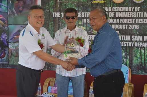 启德行集团董事刘会康赠送纪念品予马来西亚沙巴大学研究与创新中心副院长莫哈默沙里尤索夫。中为沙巴森林局正首席森林保育官拿督森马南。
